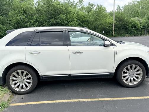 White 2013 Lincoln MKX Base