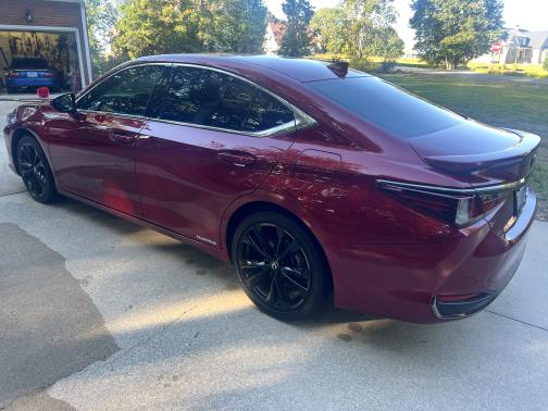 2022 Lexus ES 300h F SPORT