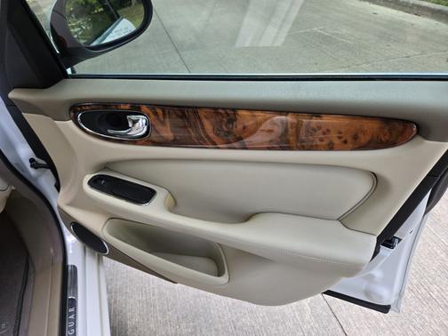 2004 Jaguar XJ8 Base