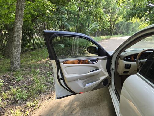 2004 Jaguar XJ8 Base