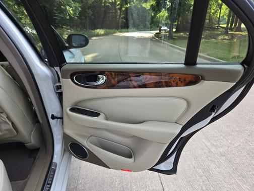 2004 Jaguar XJ8 Base