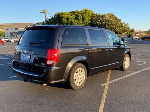 Photo 3 of 13 of 2018 Dodge Grand Caravan SE