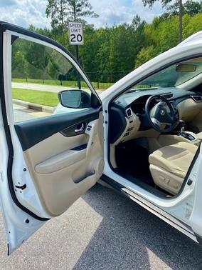 White 2016 Nissan Rogue SV