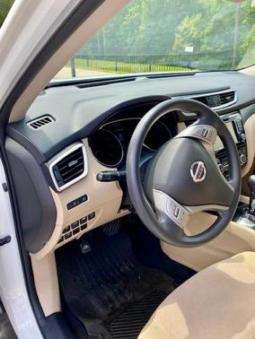 White 2016 Nissan Rogue SV
