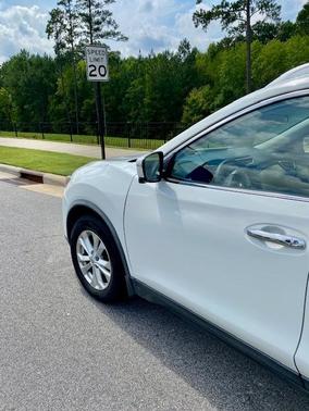 White 2016 Nissan Rogue SV