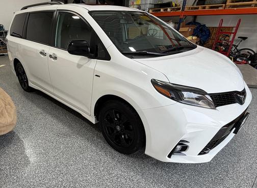 White 2020 Toyota Sienna SE