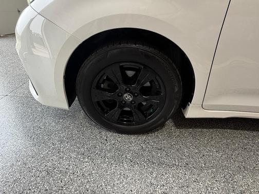 White 2020 Toyota Sienna SE