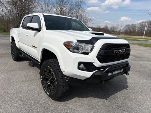 White 2017 Toyota Tacoma TRD Sport