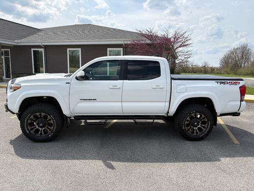 White 2017 Toyota Tacoma TRD Sport