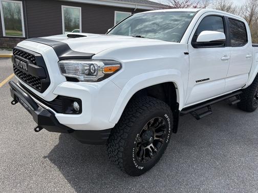 White 2017 Toyota Tacoma TRD Sport