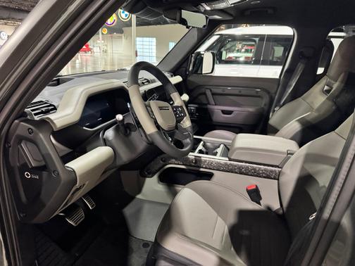 2025 Land Rover Defender 110 P635 OCTA Edition One