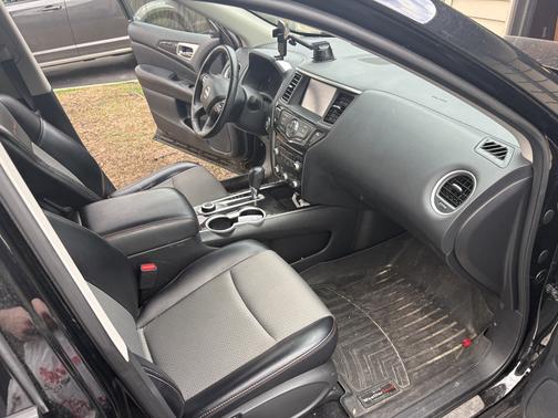 Black 2020 Nissan Pathfinder SV