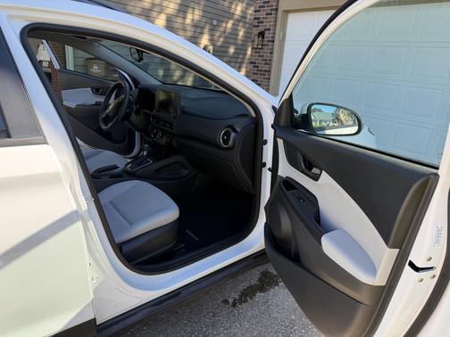 White 2022 Hyundai KONA SEL
