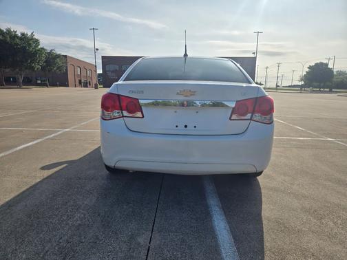 White 2014 Chevrolet Cruze 2LT