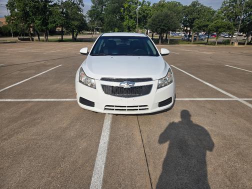 White 2014 Chevrolet Cruze 2LT