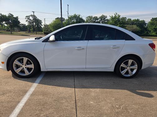 White 2014 Chevrolet Cruze 2LT