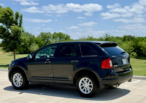 Black 2013 Ford Edge SE