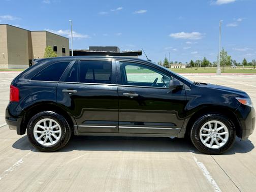 Black 2013 Ford Edge SE