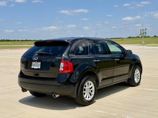 Black 2013 Ford Edge SE