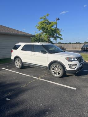 White 2017 Ford Explorer XLT