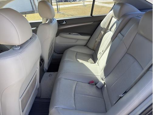 2010 INFINITI G37 x
