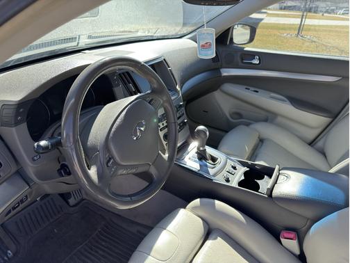 2010 INFINITI G37 x