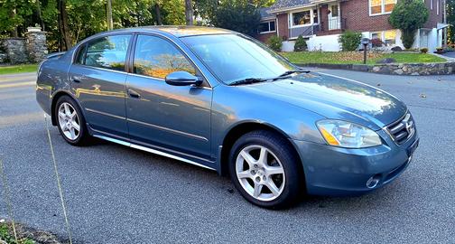 Blue 2002 Nissan Altima 3.5 SE