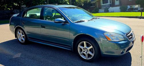 Blue 2002 Nissan Altima 3.5 SE