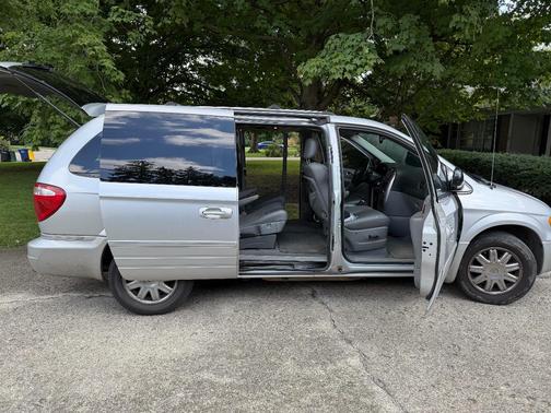 Silver 2007 Chrysler Town & Country Limited
