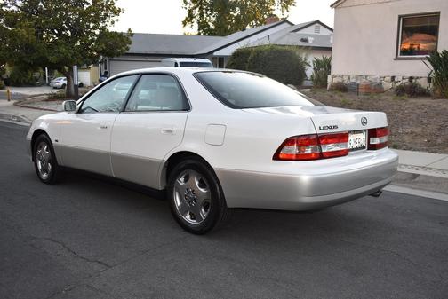 White 2001 Lexus ES 300 Base