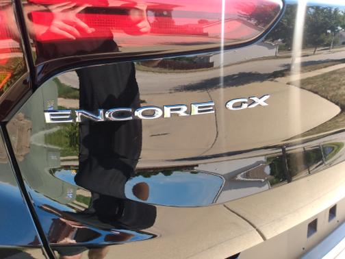 Photo 4 of 14 of 2020 Buick Encore GX Select