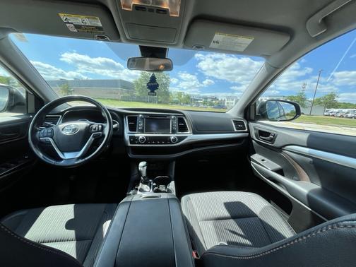 Silver 2018 Toyota Highlander LE Plus