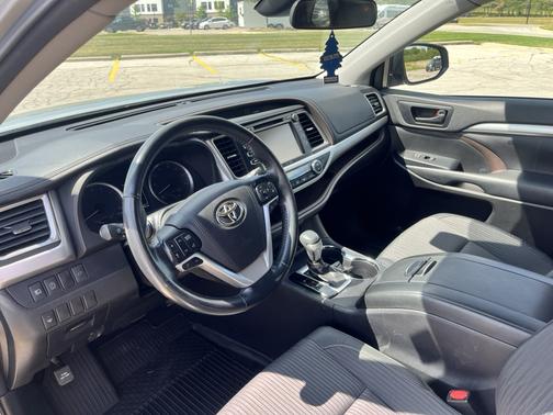 Silver 2018 Toyota Highlander LE Plus