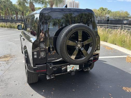 2022 Land Rover Defender V8