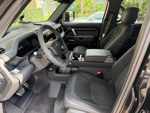 2022 Land Rover Defender V8