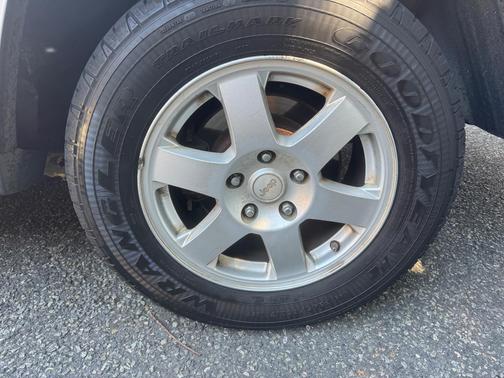 Silver 2008 Jeep Grand Cherokee Laredo