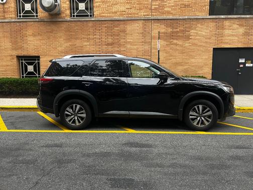 Black 2022 Nissan Pathfinder SL