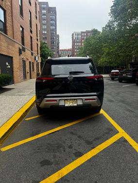 Black 2022 Nissan Pathfinder SL