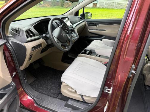 Red 2018 Honda Odyssey EX