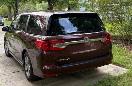Red 2018 Honda Odyssey EX