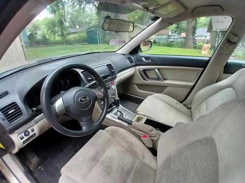 Beige 2009 Subaru Outback 2.5 i