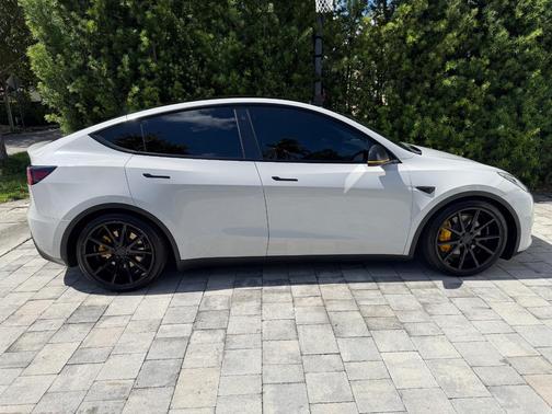 White 2023 Tesla Model Y Long Range