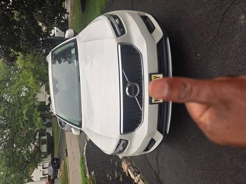 White 2022 Volvo XC40 T5 Momentum