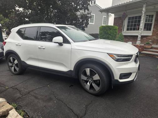 White 2022 Volvo XC40 T5 Momentum