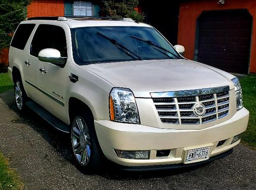Photo 3 of 7 of 2011 Cadillac Escalade ESV Luxury