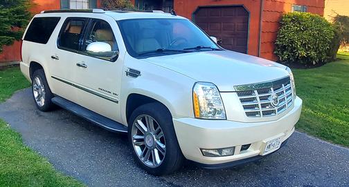 Photo 1 of 7 of 2011 Cadillac Escalade ESV Luxury