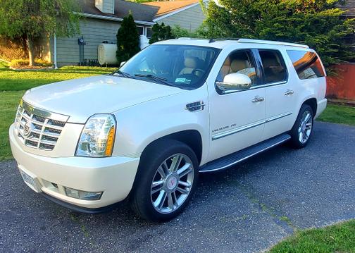 Photo 2 of 7 of 2011 Cadillac Escalade ESV Luxury