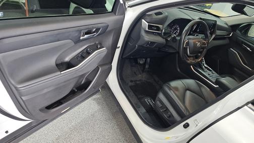 White 2022 Toyota Highlander XLE