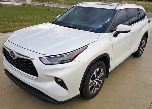 White 2022 Toyota Highlander XLE