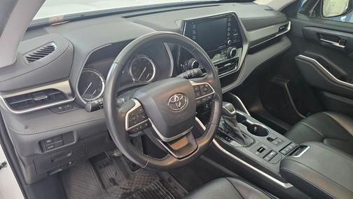 White 2022 Toyota Highlander XLE